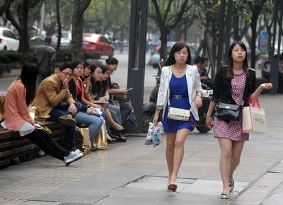 孙怡晒女儿初冬背影照，穿粉色面包服乖巧可爱